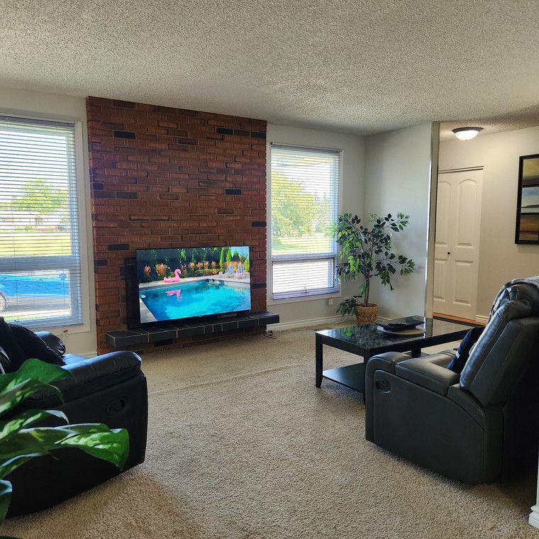 19 Newcombe Cres. Main Floor